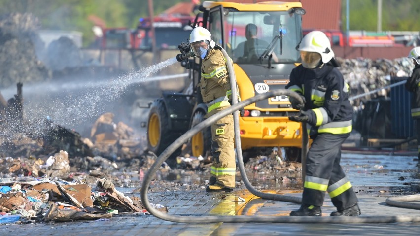 Pożar składowiska makulatury w Grudziądzu. Ogromne straty, największa akcja strażaków od lat