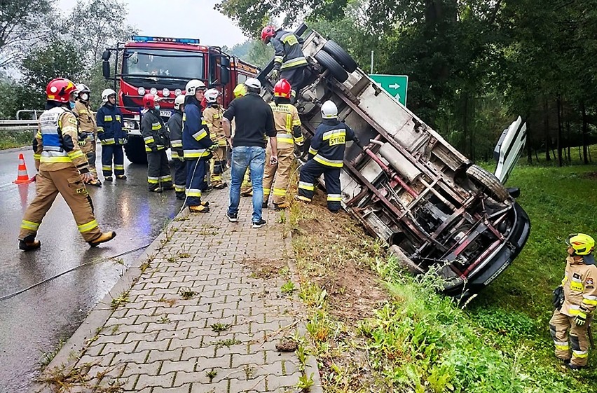 Wypadek w miejscowości Młynne. Samochód dostawczy wywrócił się przy skrzyżowaniu dróg wojewódzkiej i powiatowej