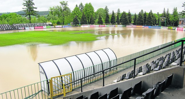 Stadion MKS Sandecja zamienił się na kilka godzin w rozległy staw