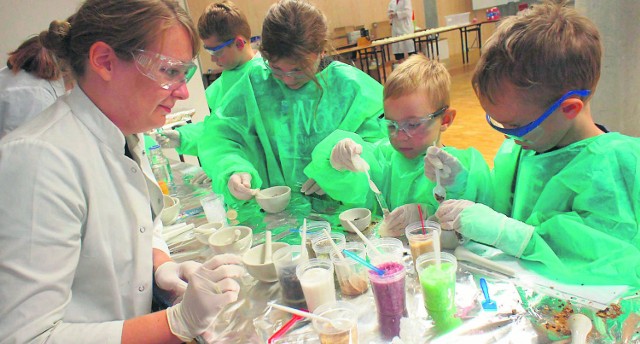 Chemiczne eksperymenty rok w rok chyba najbardziej fascynują młodych uczestników warsztatów „Eko Odkrywcy”