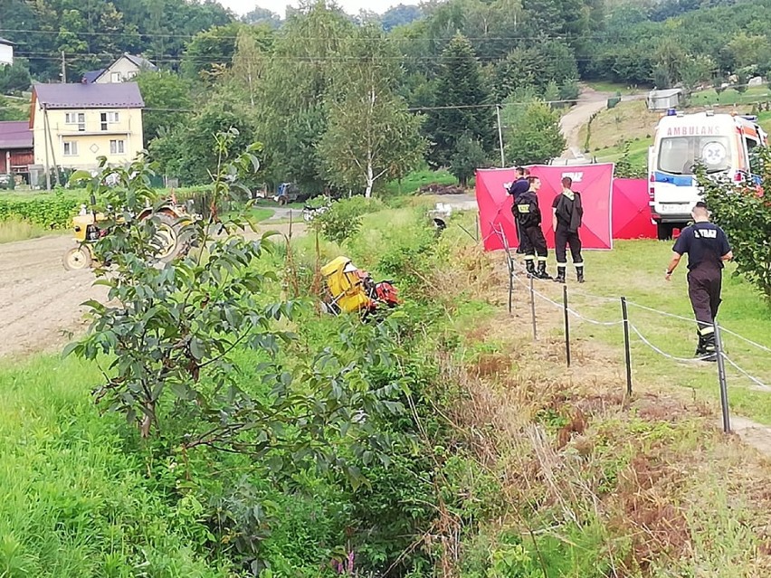 Piaski-Drużków i Grabina. Dwa wypadki z udziałem traktorzystów, jedna osoba nie żyje, druga trafiła do szpitala