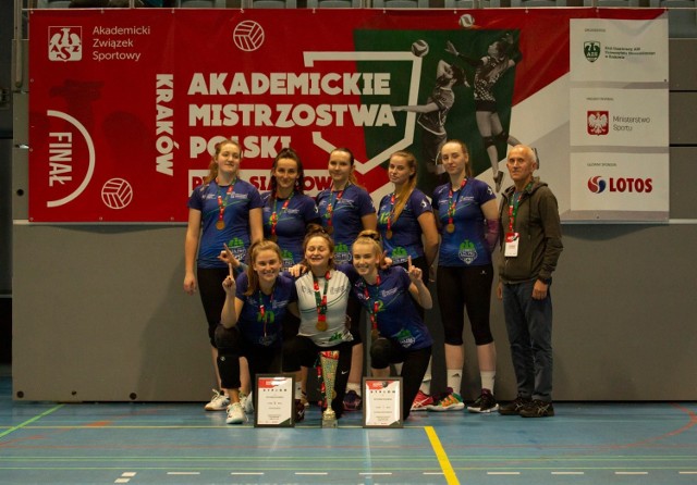 Zespół siatkarek Politechniki Rzeszowskiej wywalczył złoty medal w w klasyfikacji uczelni technicznych.