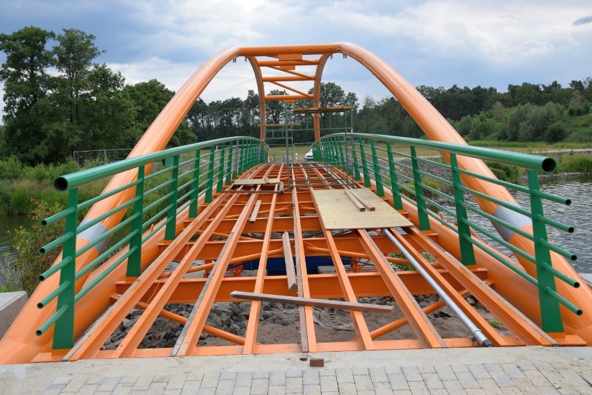 Budowa 42-metrowego mostu na zalewie kluczborskim.