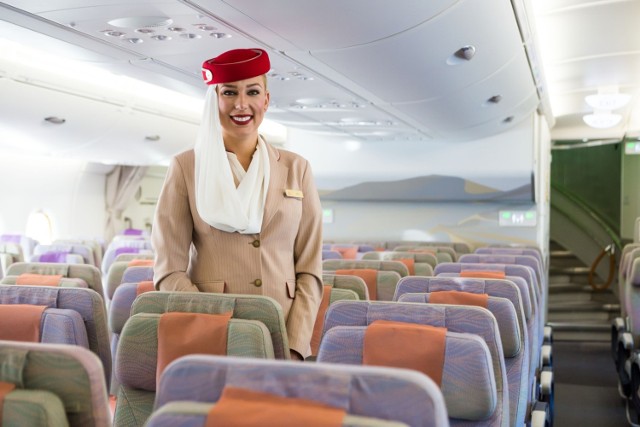 Emirates zatrudnia międzynarodową załogę pokładową, która składa się z ponad 135 narodowości mówiących w ponad 60 językach, w tym ponad 700 Polaków. Dubajski przewoźnik poszukuje jednak kolejnych kandydatów do pracy w chmurach.