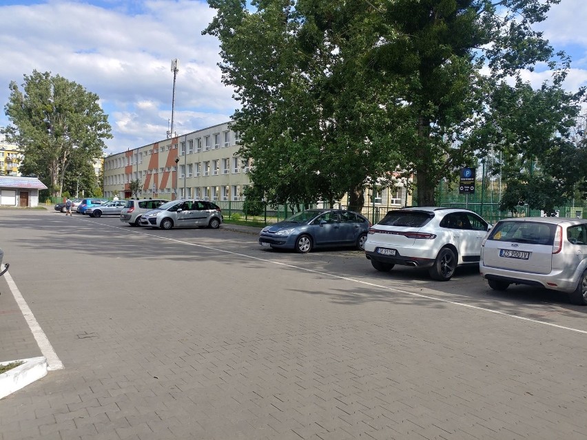 Parking przy Gagarina - miejski czy prywatny i płatny? [Zdjęcia]