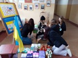 Upominki dla uchodźców z Ukrainy, które przygotuje Szkolne Koło Wolontariatu przy SP 10, będą wręczone na dworcu PKP w Bydgoszczy [zdjęcia]