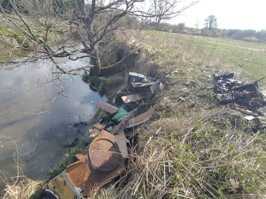  Nad rzeką Lubaczówka między Radawą i Cetulą, ktoś zrobił sobie dzikie wysypisko śmieci