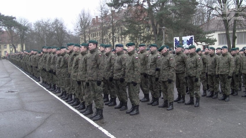 Już dawno nie było tak uroczystej przysięgi. W koszarach 12....