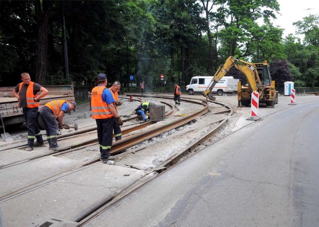 Pieniądze na obiecane podwyżki pochodzą m.in. z puli przeznaczonej na utrzymanie torowisk tramwajowych (16 mln zł)