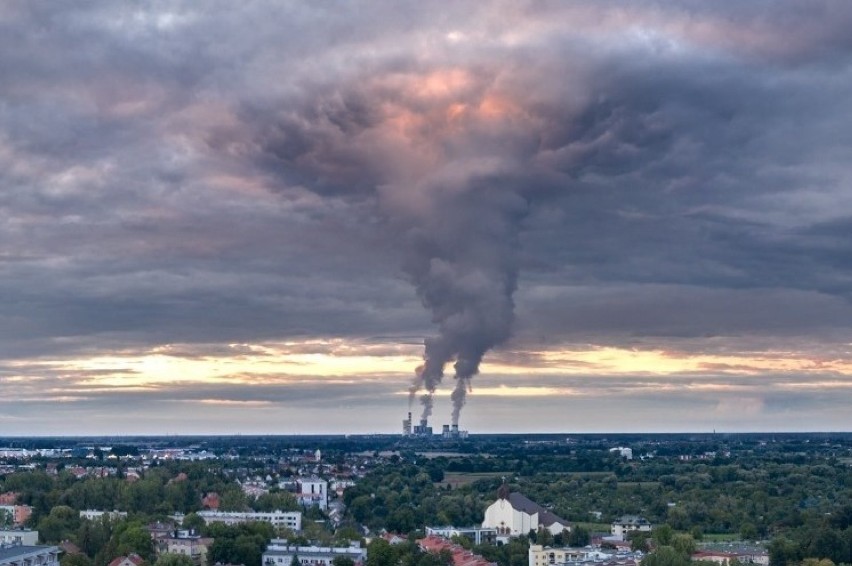 Obłok kondensacyjny to chmura można utworzona ze...