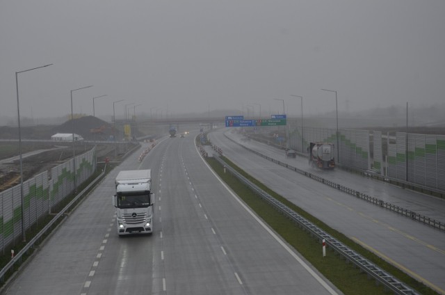 Nowa, trzypasmowa jezdnia autostrady A1 od Piotrkowa do Tuszyna