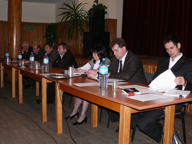 Kandydaci na burmistrza Międzyborza, od prawej: Jarosław Jarosik, Jarosław Głowacki, Mariola Kwiatkowska, Jarosław Sadowski, Kazimierz Warkocz, Leszek Iliński, Edmund Bachliński