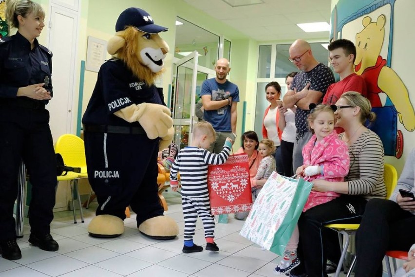 Policjanci w asyście Niebieskiego Mikołaja i Komisarza Lwa odwiedzili pacjentów szpitala Latawiec (ZDJĘCIA)