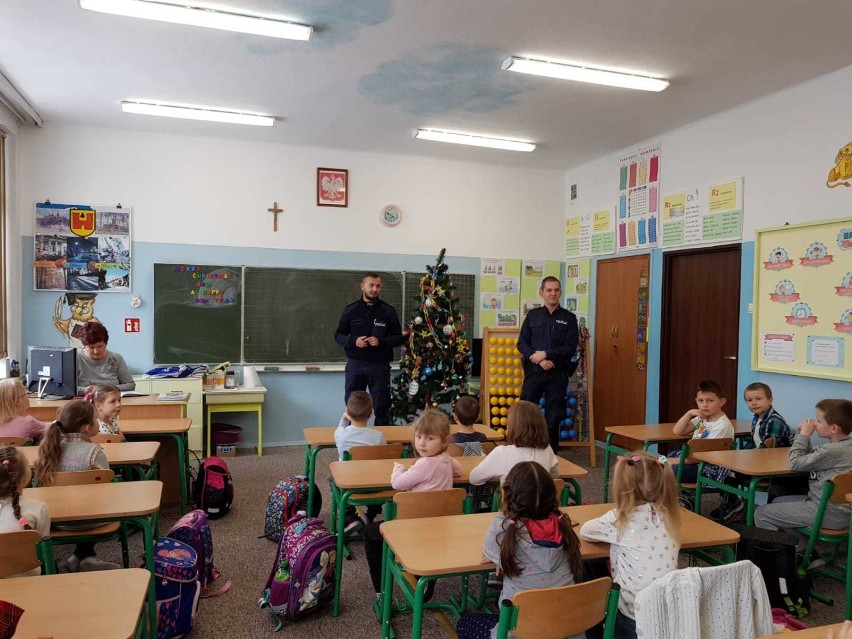 Dzielnicowi odwiedzili olkuskie szkoły. Ruszyła akcja Bezpieczne Ferie 2019