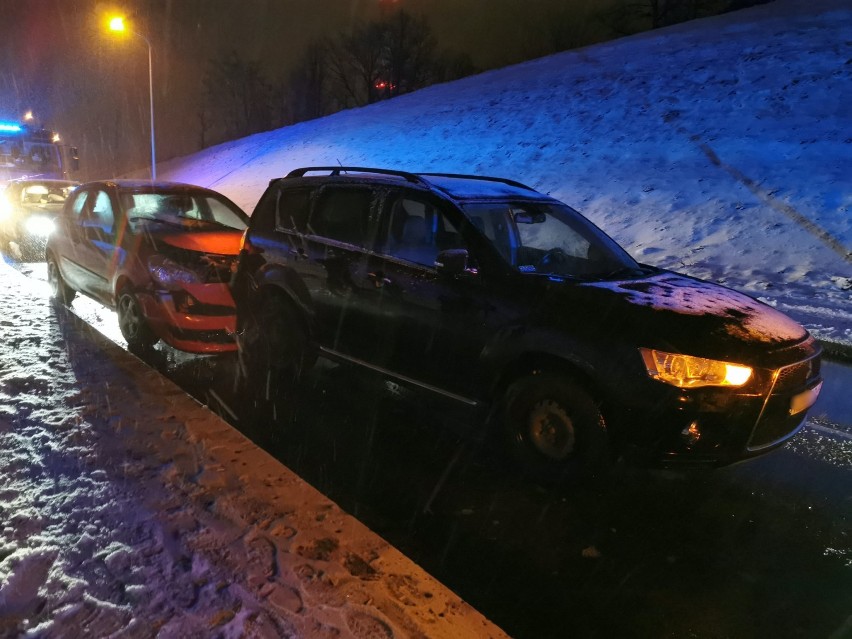 Pogarszają się warunki drogowe w Przemyślu. Na ul. Zadwórzańskiej kierująca renault uderzyła w tył mitsubishi [ZDJĘCIA]