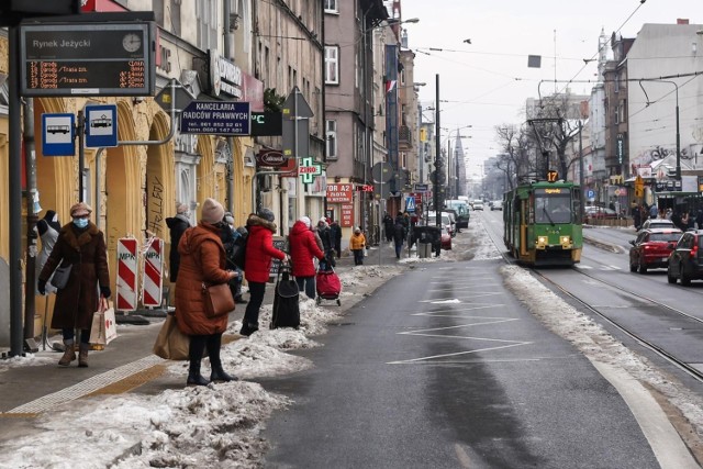 Przystanki wiedeńskie przy rynku Jeżyckim dostaną brakujące elementy infrastruktury, gdy pogoda pozwoli na przeprowadzenie prac.