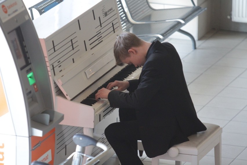 Zagrał na pianinie w Pyrzowicach. Niesamowita muzyka na lotnisku [WIDEO, ZDJĘCIA]