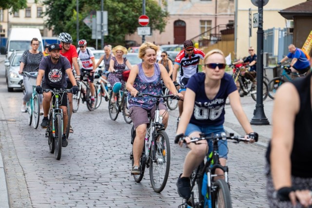 Ulicami Bydgoszczy - jak w każdy ostatni piątek miesiąca przejechała Masa Krytyczna. Zapraszamy do obejrzenia zdjęć.