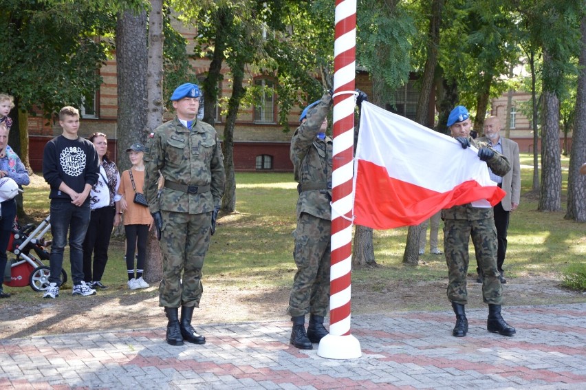 Szeregowi elewi złożyli przysięgę wojskową na sztandar 1....