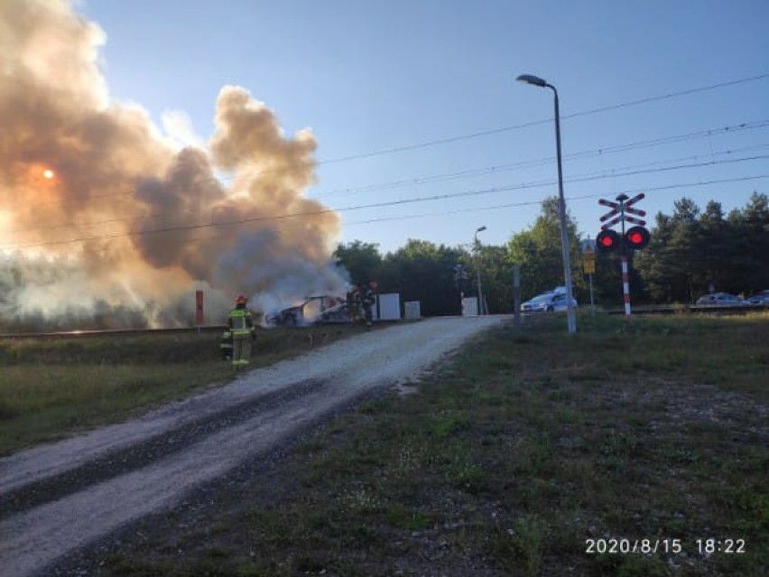 Pościg za pijanym kierowcą w Radomsku zakończył się pożarem auta na przejeździe kolejowym [ZDJĘCIA]