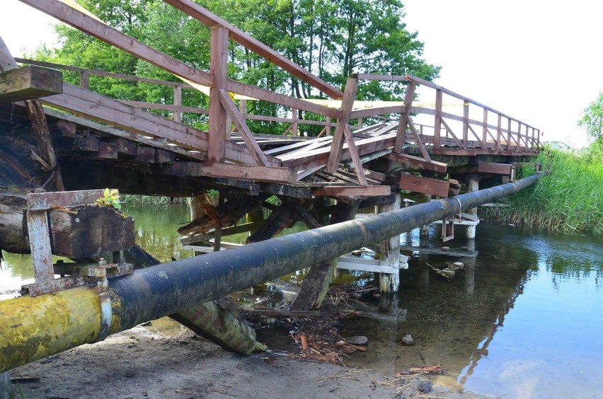 Uszkodzony most na rzece Piaśnicy