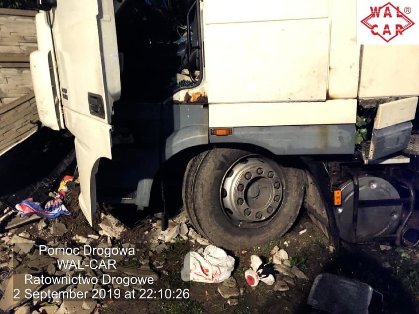 Wypadek na DK 1 we Wrzosowej [ZDJĘCIA] Ciężarówka uderzyła w betonowe ogrodzenie