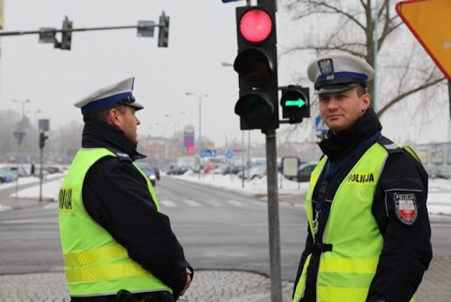 Jeśli nie zatrzymasz się przed światłami, możesz oczekiwać mandatu. Policja może za to ukarać mandatem w wysokości 100 złotych oraz jednym punktem karnym. Wyższa kara czeka nas wtedy, gdy wjedziemy na skrzyżowanie już po tym, jak zgaśnie taka strzałka. W takim przypadku policjant ma prawo nałożyć na nas karę aż 500 złotych oraz 6 punktów karnych.

Zobacz także:
Piękne motocyklistki! [Zdjęcia]
Mężczyźni na potężnych motocyklach! [Zdjęcia]