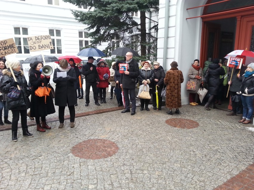 Anna Zalewska w Łodzi. Pikieta Związku Nauczycieli przed Urzędem Wojewódzkim [ZDJĘCIA]