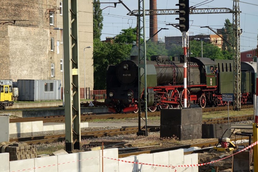 Pociąg turystyczny z zabytkowym parowozem wtoczył się na dworzec [ZDJĘCIA, FILM]