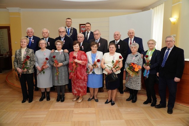 27 par z Kielc odebrało za 50 lat wspólnego życia w małżeństwie z rąk prezydenta Kielc Bogdana Wenty i przewodniczącego Rady Miasta, Jarosława Karysia.

Zobacz kolejne zdjęcia