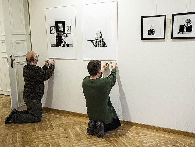 Przygotowania do wystawy w ramach premiery kalendarza 2014 "Twórcy kultury śląskiej"