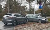 Wrocław. Zobacz zdjęcia z wypadku przy Stadionie Olimpijskim. Auto wpadło na torowisko i uderzyło w latarnię 