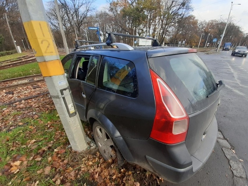 Wrocław. Zobacz zdjęcia z wypadku przy Stadionie Olimpijskim. Auto wpadło na torowisko i uderzyło w latarnię 