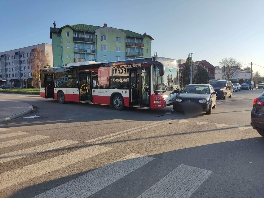 Nowy Sącz wypadek. Zderzenie autobusu MPK na skrzyżowaniu ul. Broniewskiego i Okulickiego. Jedna osoba ranna