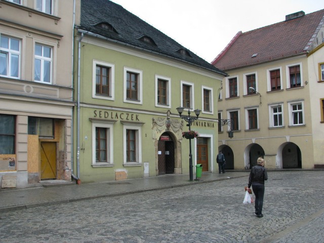 Muzeum w Tarnowskich Górach znajduje się na pierwszym piętrze budynku restauracji i winiarni "Sedlaczka"