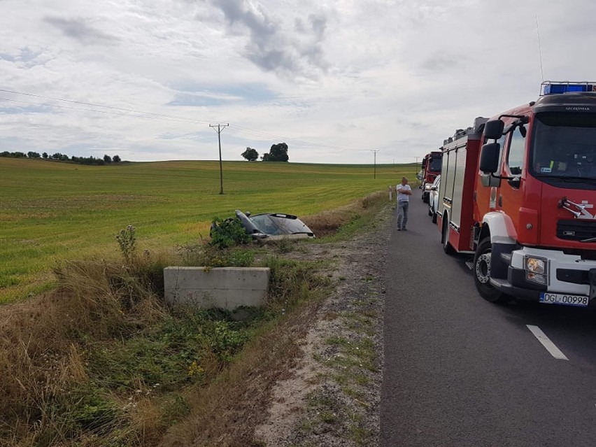 Wypadek pod Głogowem. Dwie osoby ranne po uderzeniu w betonowy przepust [ZDJĘCIA]