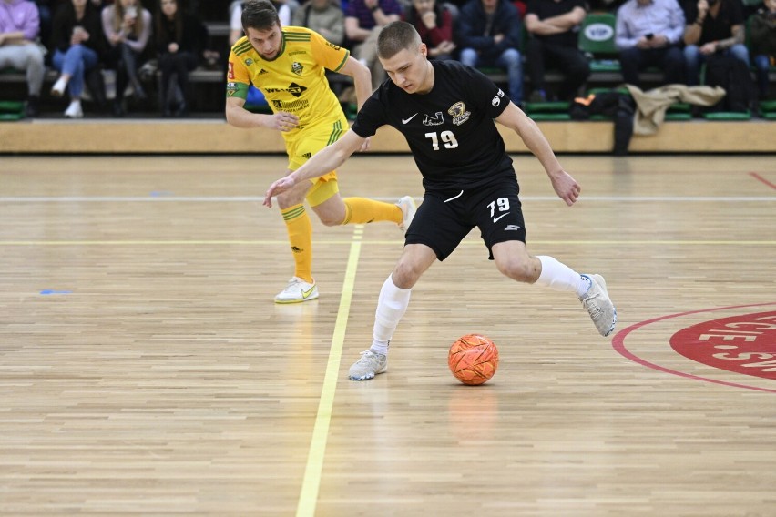 Drużyna Futsal Świecie (czarne koszulki) pokonała We-Met...