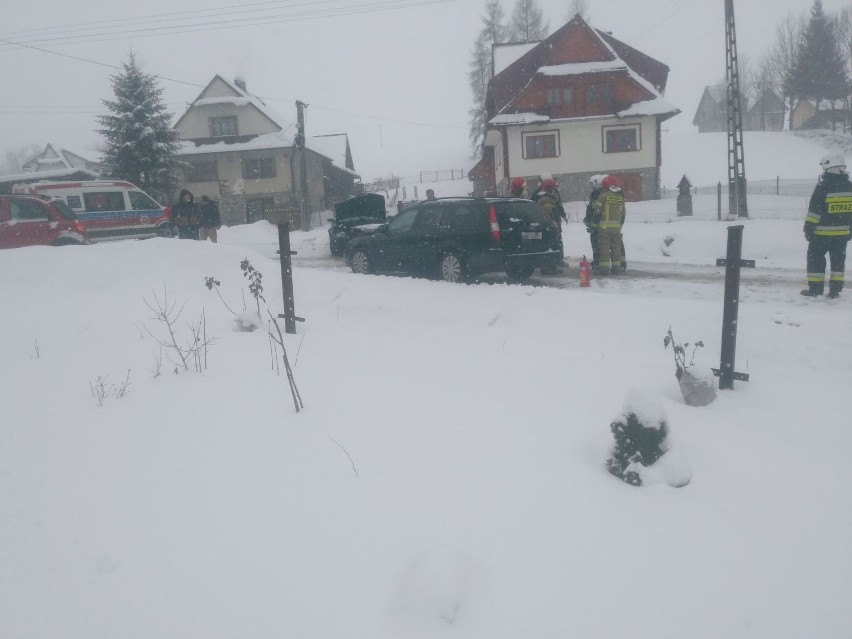 Podhale. Trudne warunki na drogach. W Gronkowie zderzyły się dwa samochody 