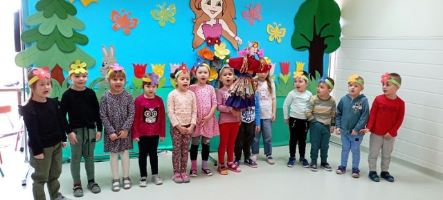 Dzieci z przedszkola numer 1 w Jędrzejowie w śpiewający sposób przywitały wiosnę.