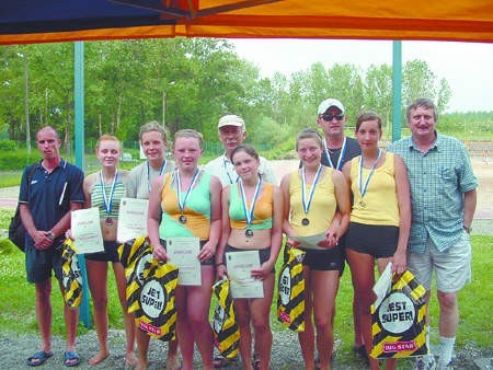 Iza Soja i Martyna Wyrwas (pierwsze z prawej, w żółtych koszulkach) pokonały wszystkie rywalki. Za nimi trener Jacek Ostrowski.
