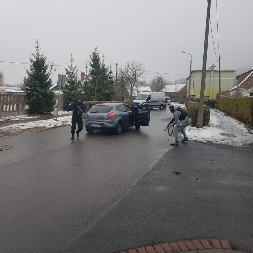 Zaatakowali konwój więzienny, ostrzelali policjantów i wzięli zakładnika! [ZDJĘCIA]