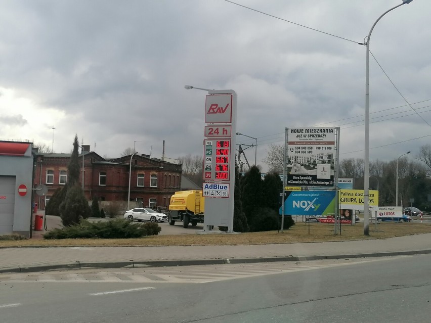 Rosną ceny paliw na stacjach w Tomaszowie Maz. Kolejek już nie ma [ZDJĘCIA]