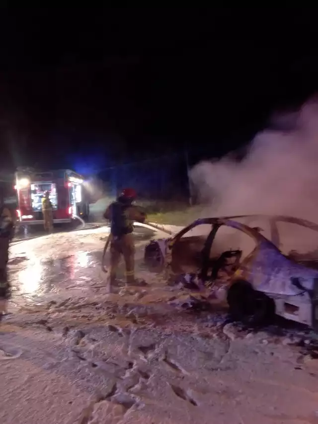 Pożar samochodu osobowego na drodze wojewódzkiej nr 792 w m. Hucisko