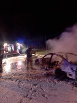 Dramat na drodze wojewódzkiej pod Zawierciem - samochód doszczętnie spłonął!  Akcja służb ratunkowych