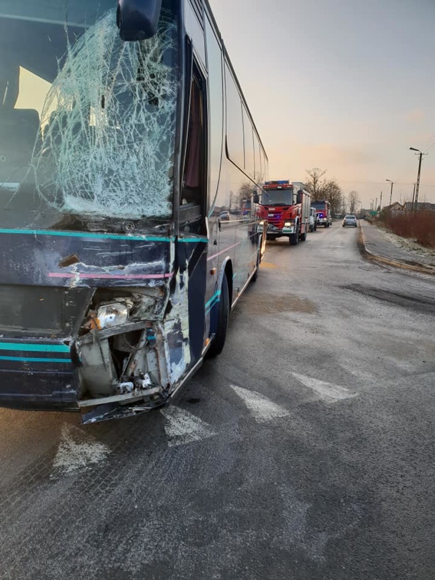 Wypadek w Skrzynkach koło Ujazdu. Zderzenie autobusu z samochodem ciężarowym [ZDJĘCIA]