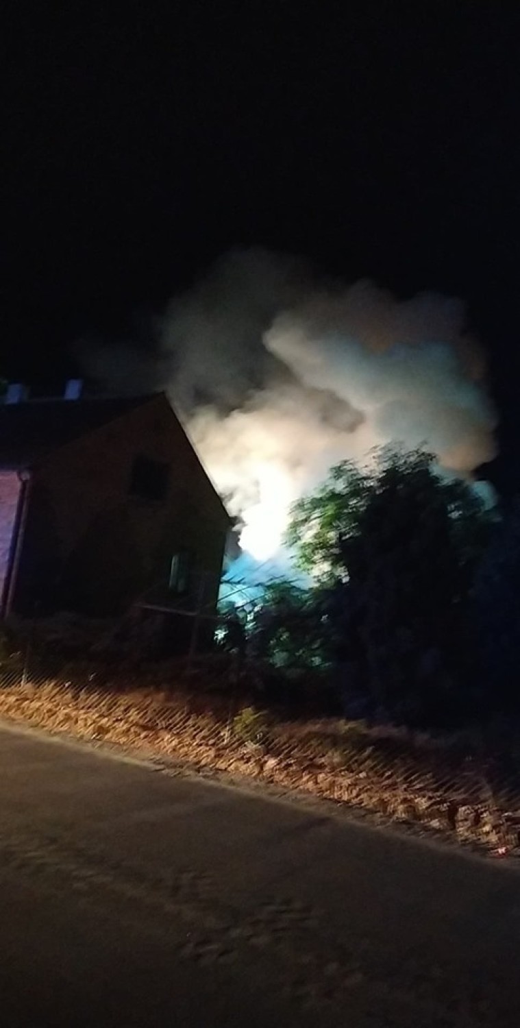 Nocny pożar budynku w Ochraniewie pod Zduńską Wolą