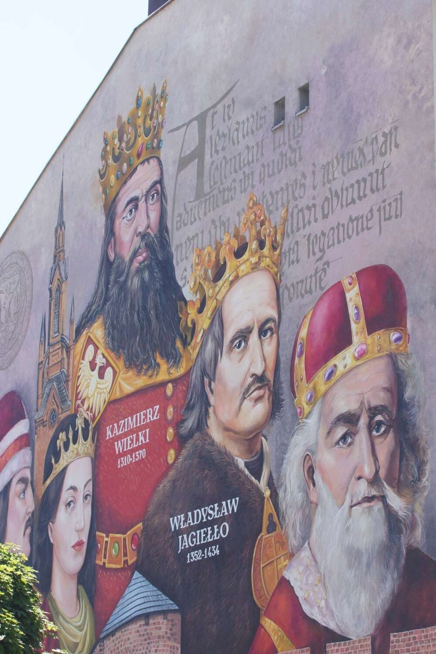 "Królewski mural" w Kaliszu zdobi ścianę kamienicy przy...