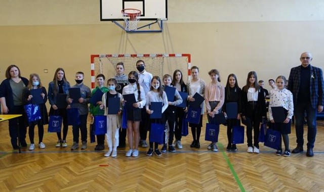 Grupa wyróżnionych uczniów z Samorządowego Zespołu Szkolno-Przedszkolnego nr 2 w Chełmku