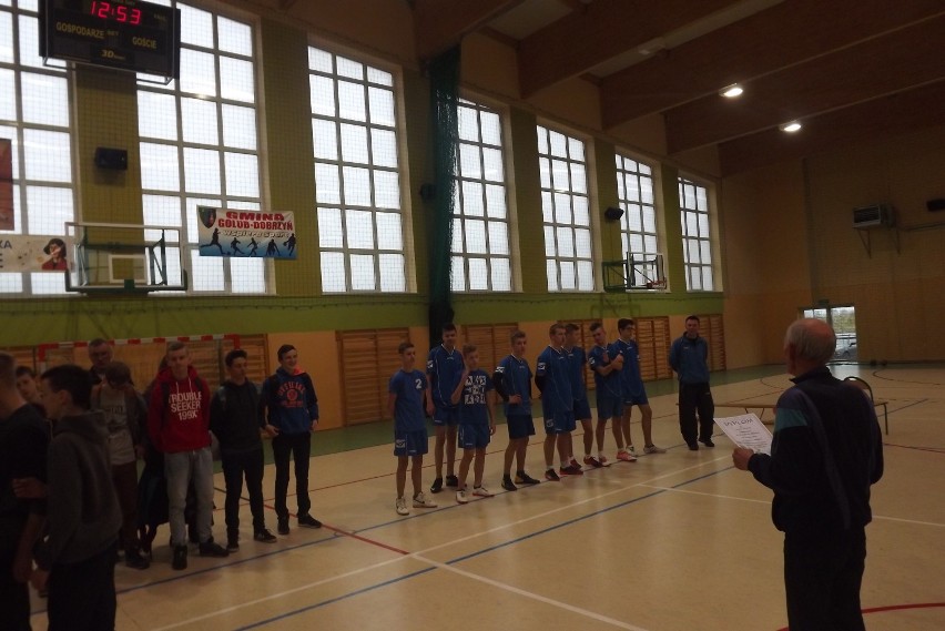 W hali gimnazjum w Gałczewie rozegrano powiatowe finały uczniów w siatkówce