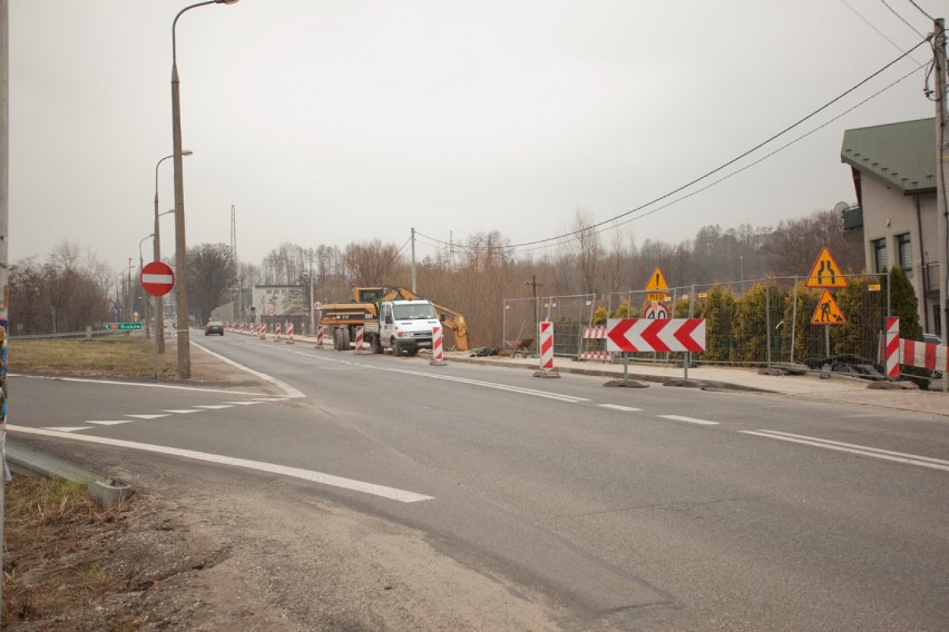 Bochnia. Na ulicy Wiśnickiej wreszcie jest brakujący chodnik, na który mieszkańcy wyczekiwali latami - zobacz zdjęcia